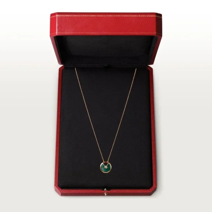 Amulette De Cartier halskæde, lille model – rosa guld, malakit, diamant – Cartier Amulette De Cartier halskæde, lille model – rosa guld, malakit, diamant – Cartier