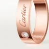 C De Cartier vielsesring, 5 mm bred, 1 diamant C De Cartier vielsesring, 5 mm bred, 1 diamant