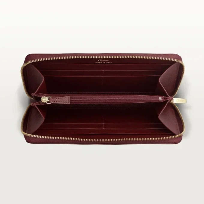 International tegnebog med lynlås, Must De Cartier – burgunderfarvet kalveskind, gylden finish – Cartier International tegnebog med lynlås, Must De Cartier – burgunderfarvet kalveskind, gylden finish – Cartier