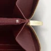 International tegnebog med lynlås, Must De Cartier – burgunderfarvet kalveskind, gylden finish – Cartier International tegnebog med lynlås, Must De Cartier – burgunderfarvet kalveskind, gylden finish – Cartier