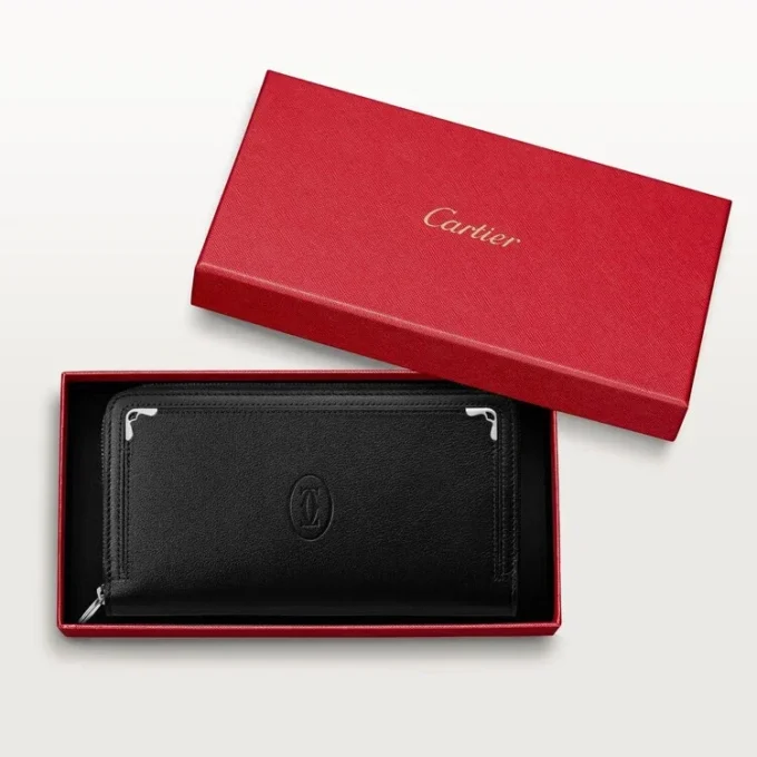 International tegnebog med lynlås, Must De Cartier – sort kalveskind, palladiumfinish – Cartier International tegnebog med lynlås, Must De Cartier – sort kalveskind, palladiumfinish – Cartier