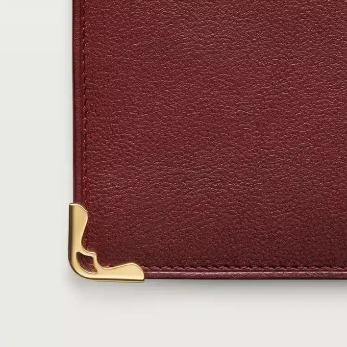 International tegnebog med udvidelsesfolder, Must De Cartier – burgunderfarvet kalveskind, guldfinish – Cartier International tegnebog med udvidelsesfolder, Must De Cartier – burgunderfarvet kalveskind, guldfinish – Cartier