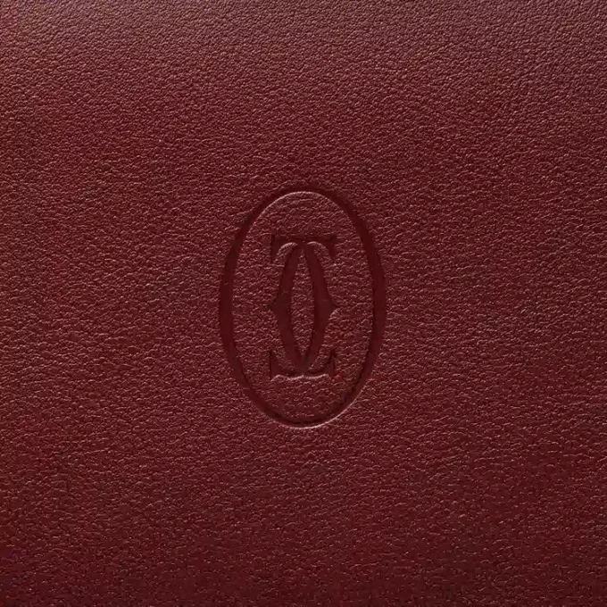 International tegnebog med udvidelsesfolder, Must De Cartier – burgunderfarvet kalveskind, guldfinish – Cartier International tegnebog med udvidelsesfolder, Must De Cartier – burgunderfarvet kalveskind, guldfinish – Cartier