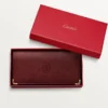 International tegnebog med udvidelsesfolder, Must De Cartier – burgunderfarvet kalveskind, guldfinish – Cartier International tegnebog med udvidelsesfolder, Must De Cartier – burgunderfarvet kalveskind, guldfinish – Cartier