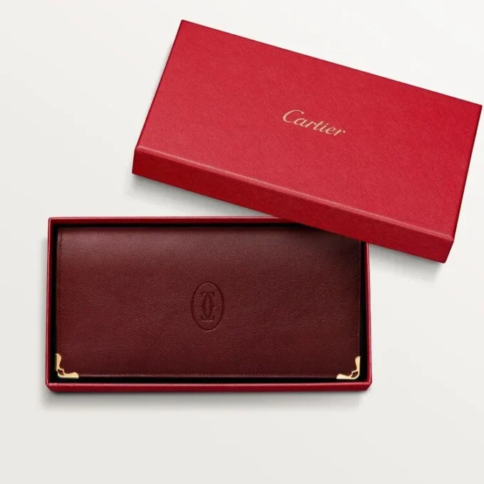 International tegnebog med udvidelsesfolder, Must De Cartier – burgunderfarvet kalveskind, guldfinish – Cartier International tegnebog med udvidelsesfolder, Must De Cartier – burgunderfarvet kalveskind, guldfinish – Cartier