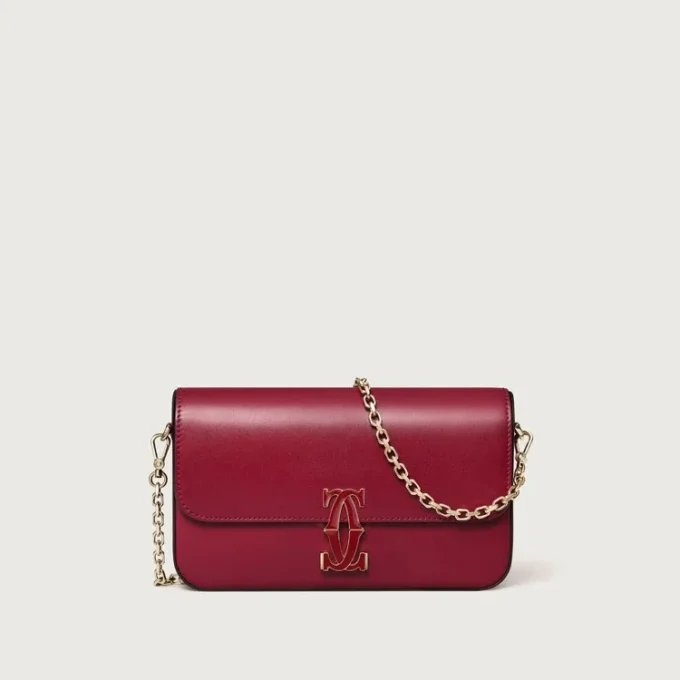 Mini-kædetaske, Double C De Cartier – kirsebærrødt kalveskind, guld og kirsebærrød emaljefinish – Cartier Mini-kædetaske, Double C De Cartier – kirsebærrødt kalveskind, guld og kirsebærrød emaljefinish – Cartier