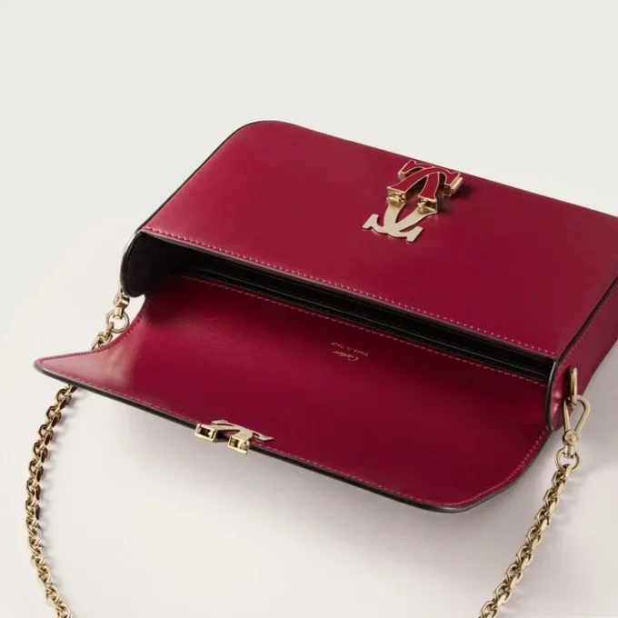 Mini-kædetaske, Double C De Cartier – kirsebærrødt kalveskind, guld og kirsebærrød emaljefinish – Cartier Mini-kædetaske, Double C De Cartier – kirsebærrødt kalveskind, guld og kirsebærrød emaljefinish – Cartier