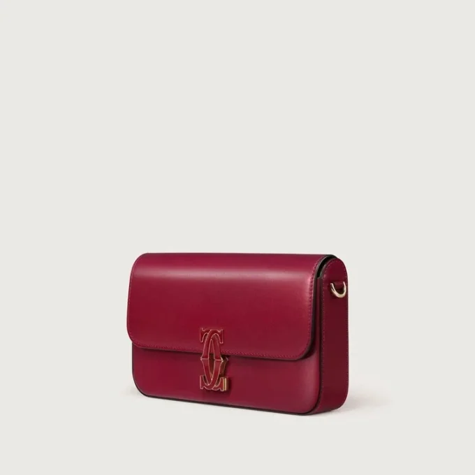 Mini-kædetaske, Double C De Cartier – kirsebærrødt kalveskind, guld og kirsebærrød emaljefinish – Cartier Mini-kædetaske, Double C De Cartier – kirsebærrødt kalveskind, guld og kirsebærrød emaljefinish – Cartier