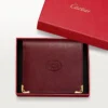 Multiple Wallet, Must De Cartier – Burgunderfarvet kalveskind, gylden finish – Cartier Multiple Wallet, Must De Cartier – Burgunderfarvet kalveskind, gylden finish – Cartier