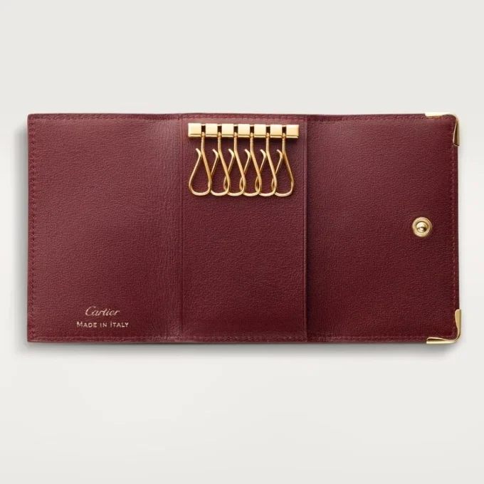 Nøglering med 6 nøgler, Must De Cartier – burgunderfarvet kalveskind, guldfarvet finish – Cartier Nøglering med 6 nøgler, Must De Cartier – burgunderfarvet kalveskind, guldfarvet finish – Cartier