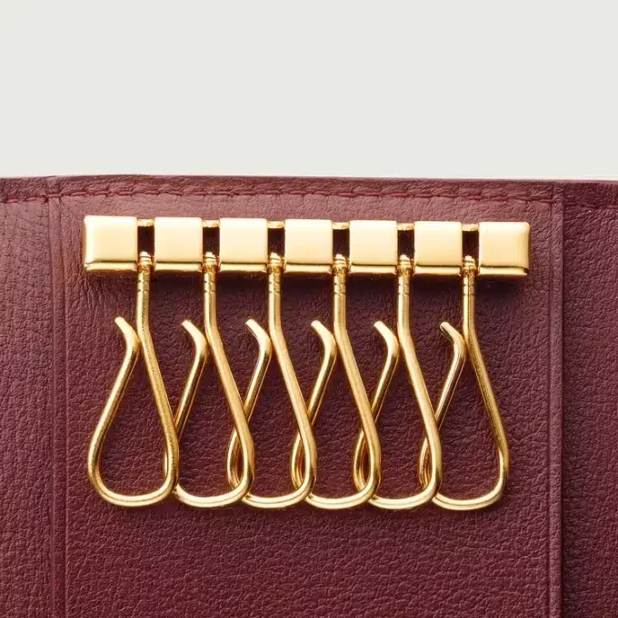 Nøglering med 6 nøgler, Must De Cartier – burgunderfarvet kalveskind, guldfarvet finish – Cartier Nøglering med 6 nøgler, Must De Cartier – burgunderfarvet kalveskind, guldfarvet finish – Cartier