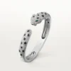 Panthere De Cartier armbånd, mellemstor model, halvt pavé Panthere De Cartier armbånd, mellemstor model, halvt pavé