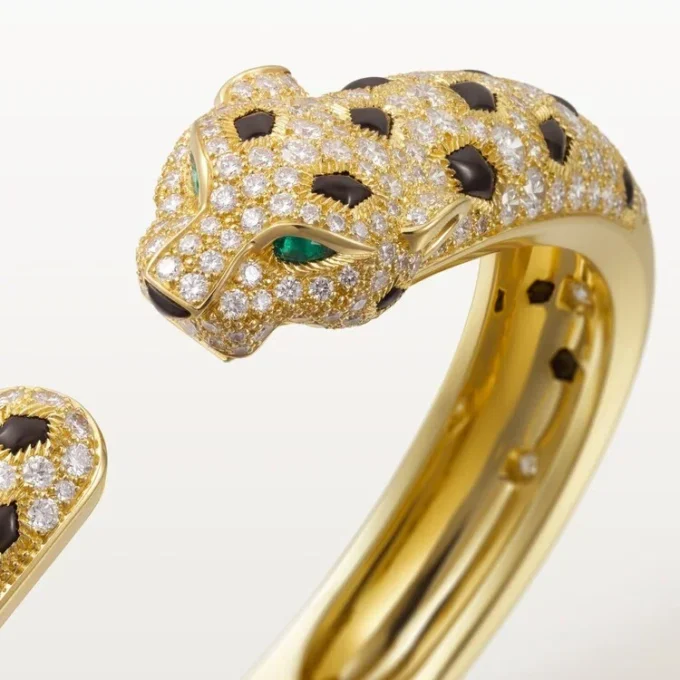Panthere De Cartier armbånd, mellemstor model, halvt pavé Panthere De Cartier armbånd, mellemstor model, halvt pavé