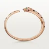 Panthere De Cartier armbånd, mellemstor model, halvt pavé Panthere De Cartier armbånd, mellemstor model, halvt pavé