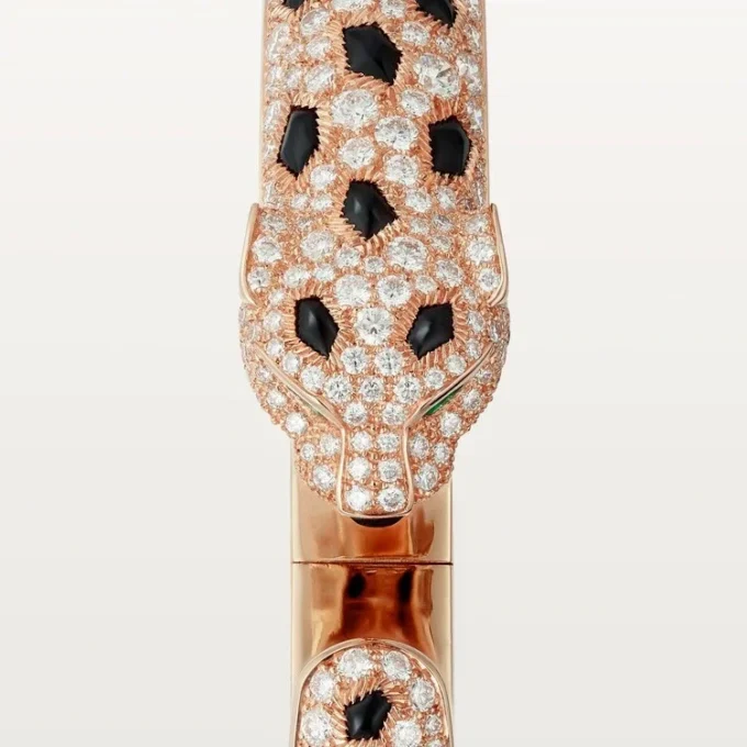 Panthere De Cartier armbånd, mellemstor model, halvt pavé Panthere De Cartier armbånd, mellemstor model, halvt pavé