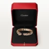Panthere De Cartier armbånd, mellemstor model, halvt pavé Panthere De Cartier armbånd, mellemstor model, halvt pavé