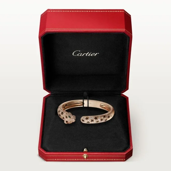 Panthere De Cartier armbånd, mellemstor model, halvt pavé Panthere De Cartier armbånd, mellemstor model, halvt pavé