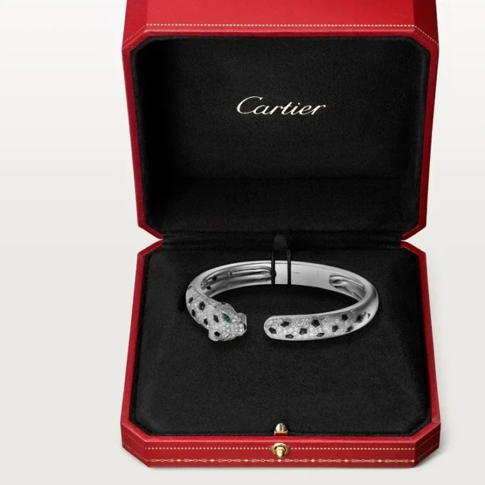 Panthere De Cartier armbånd, mellemstor model, halvt pavé Panthere De Cartier armbånd, mellemstor model, halvt pavé