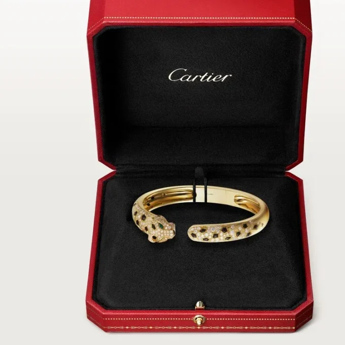 Panthere De Cartier armbånd, mellemstor model, halvt pavé Panthere De Cartier armbånd, mellemstor model, halvt pavé