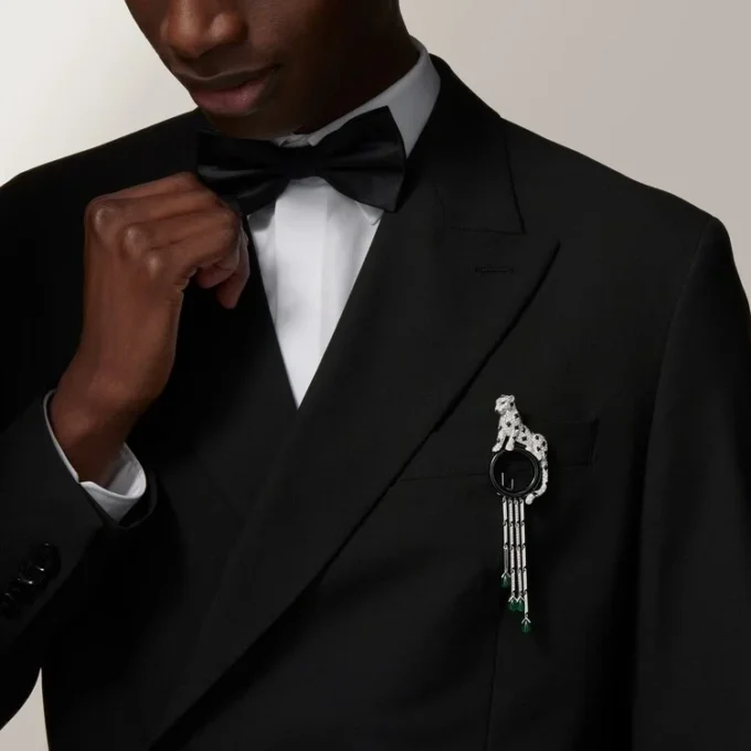 Panthere De Cartier-broche – hvidguld, smaragder, onyx, diamanter – Cartier Panthere De Cartier-broche – hvidguld, smaragder, onyx, diamanter – Cartier