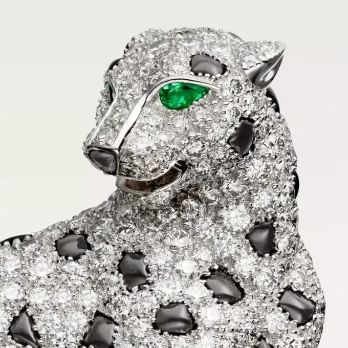 Panthere De Cartier-broche – hvidguld, smaragder, onyx, diamanter – Cartier Panthere De Cartier-broche – hvidguld, smaragder, onyx, diamanter – Cartier