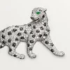 Panthere De Cartier-broche – hvidguld, smaragder, onyx, diamanter – Cartier Panthere De Cartier-broche – hvidguld, smaragder, onyx, diamanter – Cartier