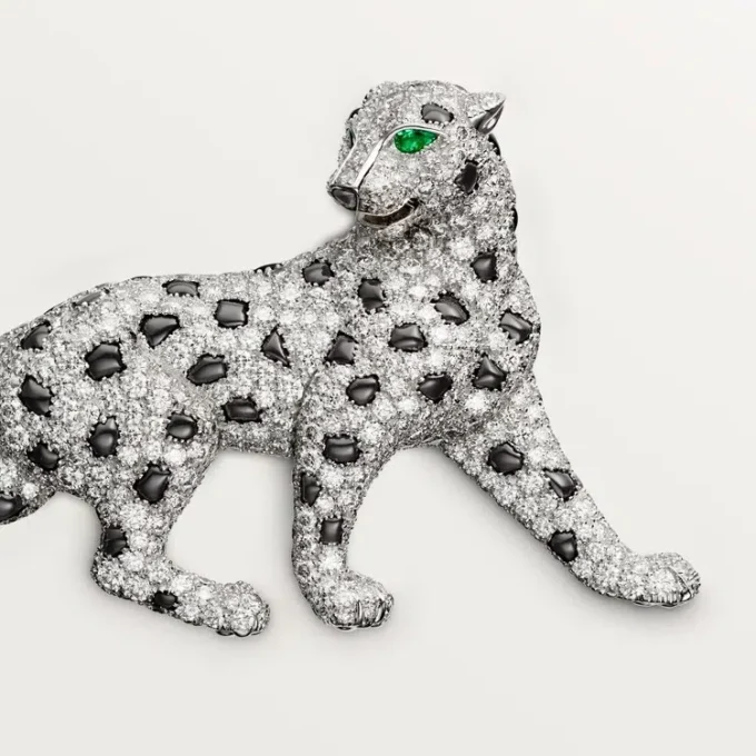 Panthere De Cartier-broche – hvidguld, smaragder, onyx, diamanter – Cartier Panthere De Cartier-broche – hvidguld, smaragder, onyx, diamanter – Cartier