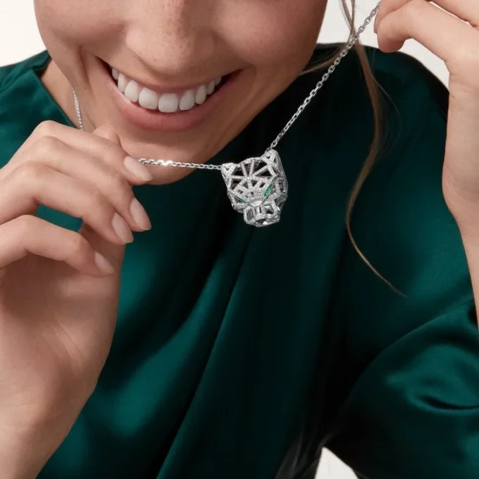 Panthere De Cartier halskæde – hvidguld, smaragder, diamanter, onyx – Cartier Panthere De Cartier halskæde – hvidguld, smaragder, diamanter, onyx – Cartier