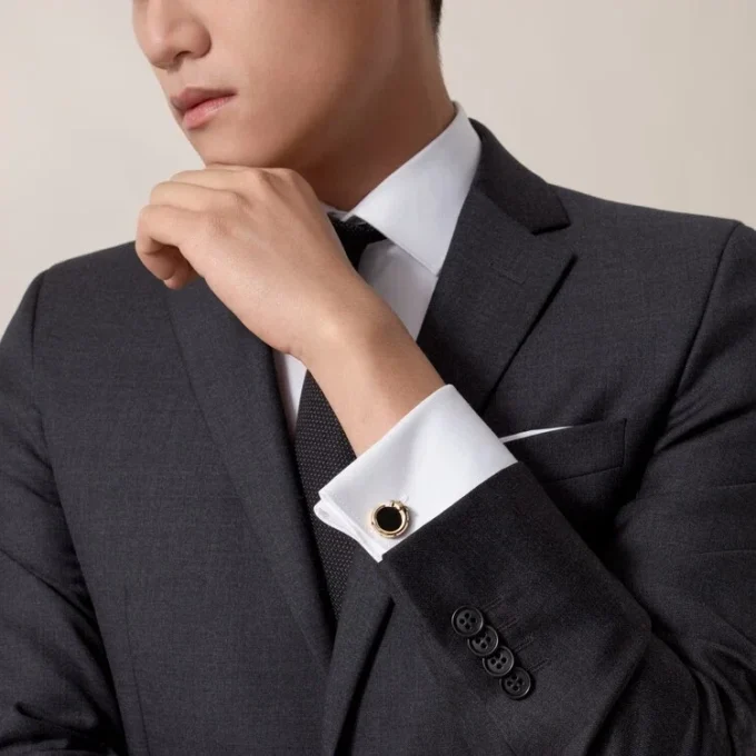 Panthere De Cartier manchetknapper – gult guld, onyx, tsavoritter og sort lak – Cartier Panthere De Cartier manchetknapper – gult guld, onyx, tsavoritter og sort lak – Cartier