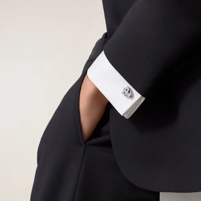 Panthere De Cartier manchetknapper – rhodineret hvidguld, diamanter, smaragder, onyx – Cartier Panthere De Cartier manchetknapper – rhodineret hvidguld, diamanter, smaragder, onyx – Cartier