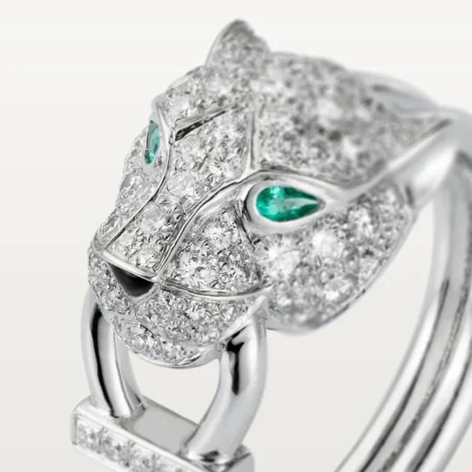 Panthere De Cartier-ring – hvidguld, diamanter, smaragder, onyx – Cartier Panthere De Cartier-ring – hvidguld, diamanter, smaragder, onyx – Cartier