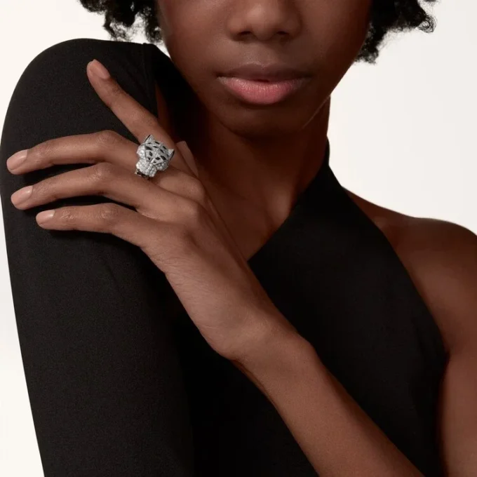 Panthere De Cartier-ring – hvidguld, diamanter, smaragder, onyx – Cartier Panthere De Cartier-ring – hvidguld, diamanter, smaragder, onyx – Cartier
