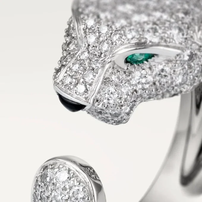 Panthere De Cartier-ring – hvidguld, diamanter, smaragder, onyx – Cartier Panthere De Cartier-ring – hvidguld, diamanter, smaragder, onyx – Cartier