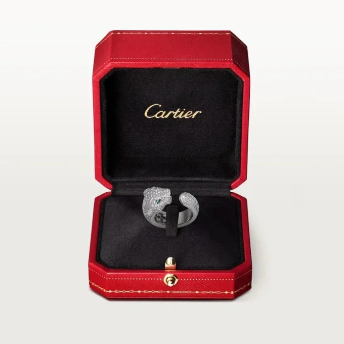 Panthere De Cartier-ring – hvidguld, diamanter, smaragder, onyx – Cartier Panthere De Cartier-ring – hvidguld, diamanter, smaragder, onyx – Cartier