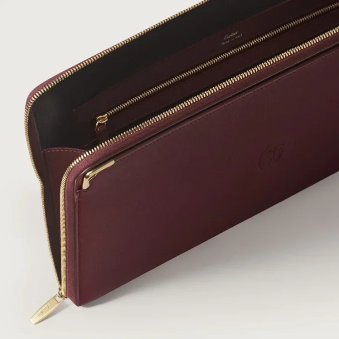 Portfolio, Must De Cartier – burgunderfarvet kalveskind, guldfinish – Cartier Portfolio, Must De Cartier – burgunderfarvet kalveskind, guldfinish – Cartier