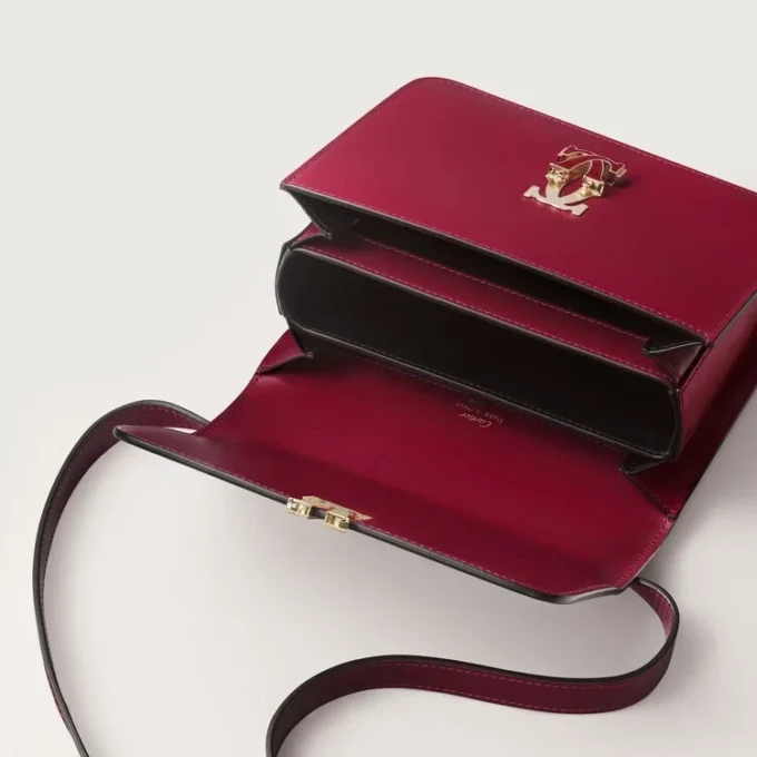 Skuldertaske, Mini, Double C De Cartier – Kirsebærrødt kalveskind, guld og kirsebærrød emaljefinish – Cartier Skuldertaske, Mini, Double C De Cartier – Kirsebærrødt kalveskind, guld og kirsebærrød emaljefinish – Cartier