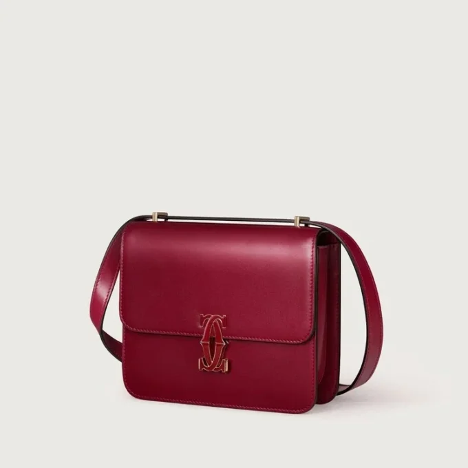 Skuldertaske, Mini, Double C De Cartier – Kirsebærrødt kalveskind, guld og kirsebærrød emaljefinish – Cartier Skuldertaske, Mini, Double C De Cartier – Kirsebærrødt kalveskind, guld og kirsebærrød emaljefinish – Cartier